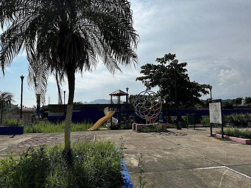 Juegos y cancha del Huamuchito