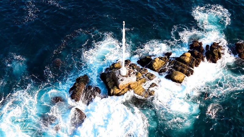 Baliza Marítima En Las Rocas