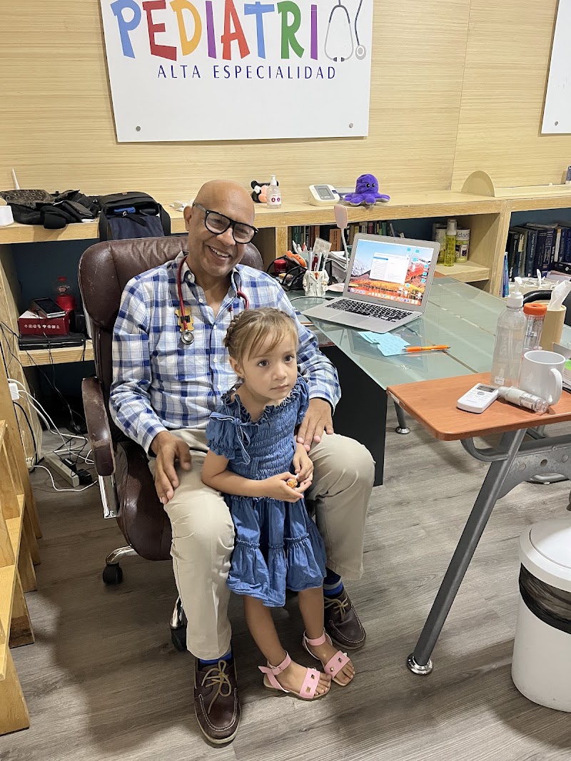 Dr. Carlos Alberto Montero Uscanga, Cirujano pediátrico